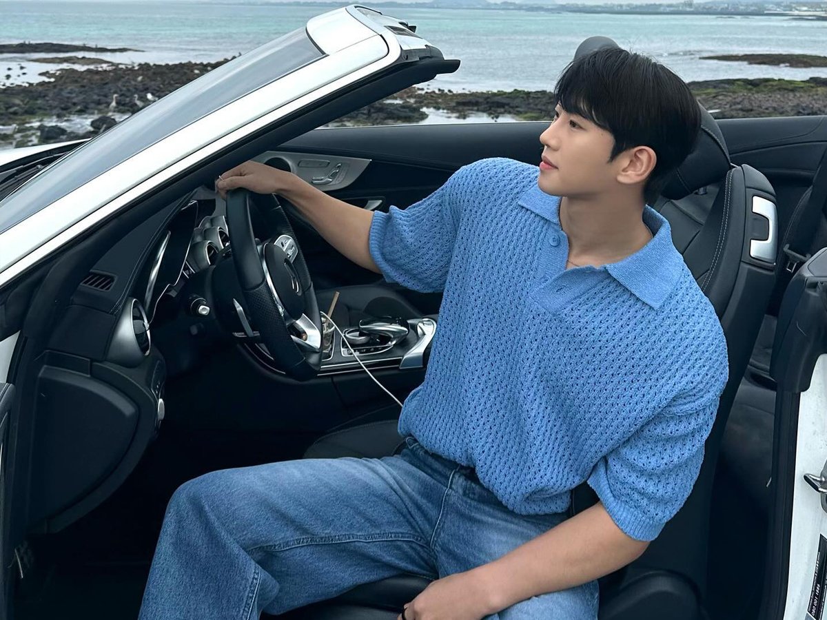 Áo polo và quần jeans xanh