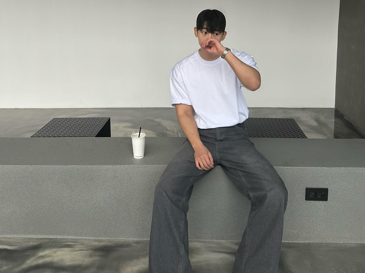 Áo phông và quần jeans