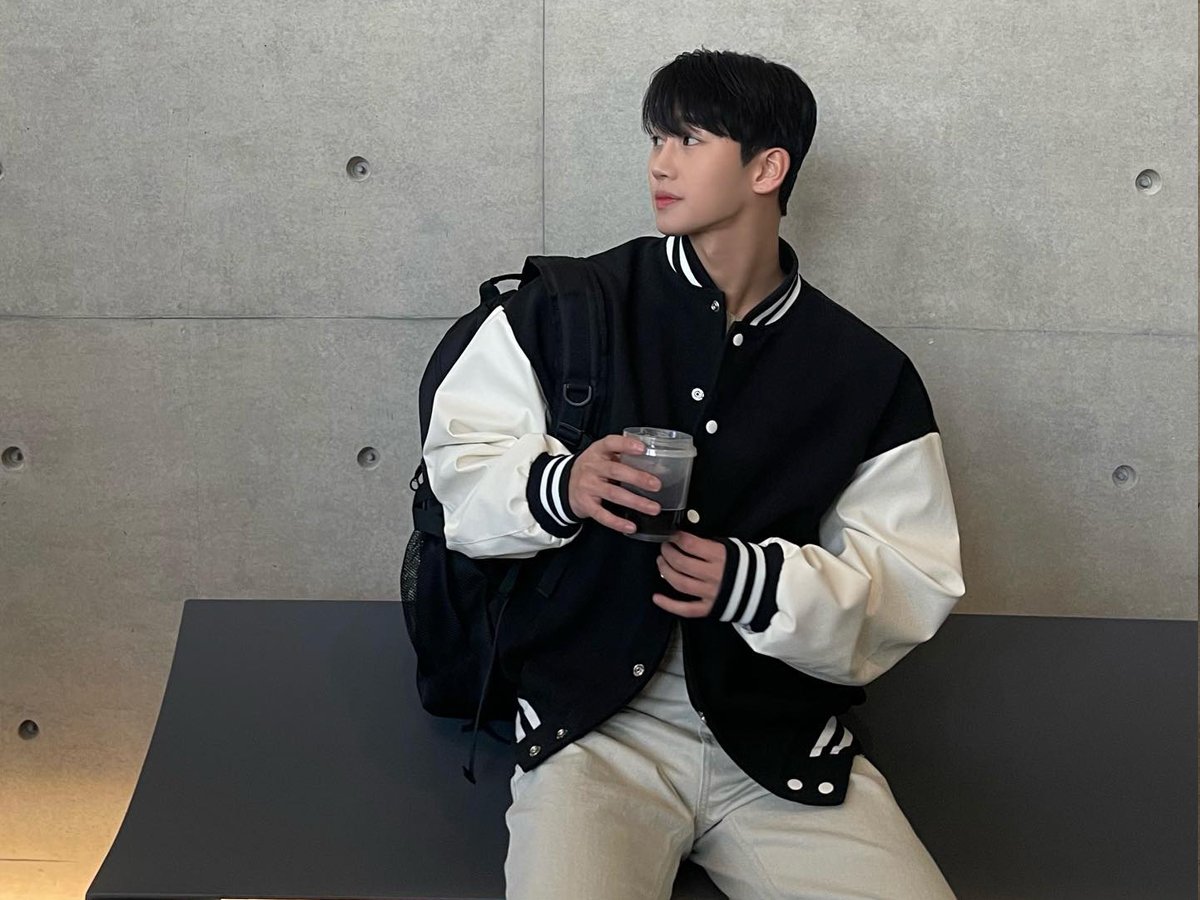 Áo khoác bomber và quần form rộng