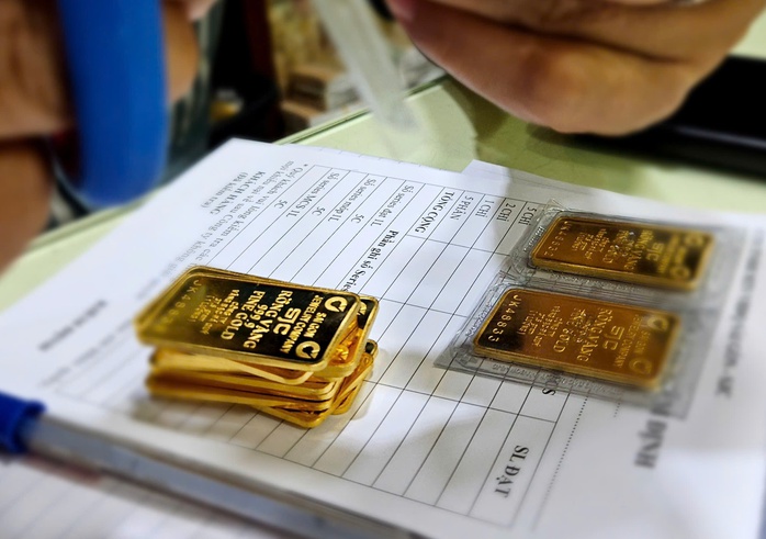 vang-25-3-1742901199916618155240 Giá vàng miếng SJC, vàng nhẫn thấp nhất trong nhiều ngày - Ảnh 1.